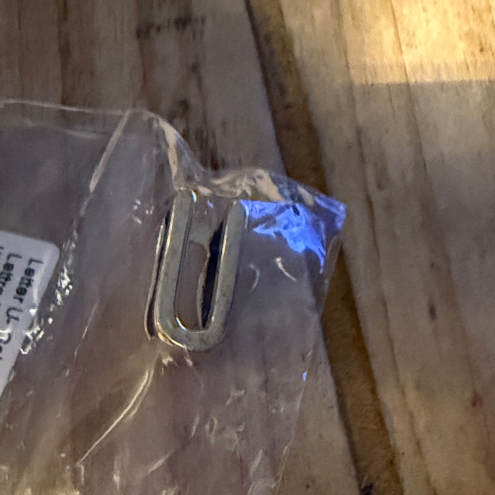 Gold keep collective letter “U” charm